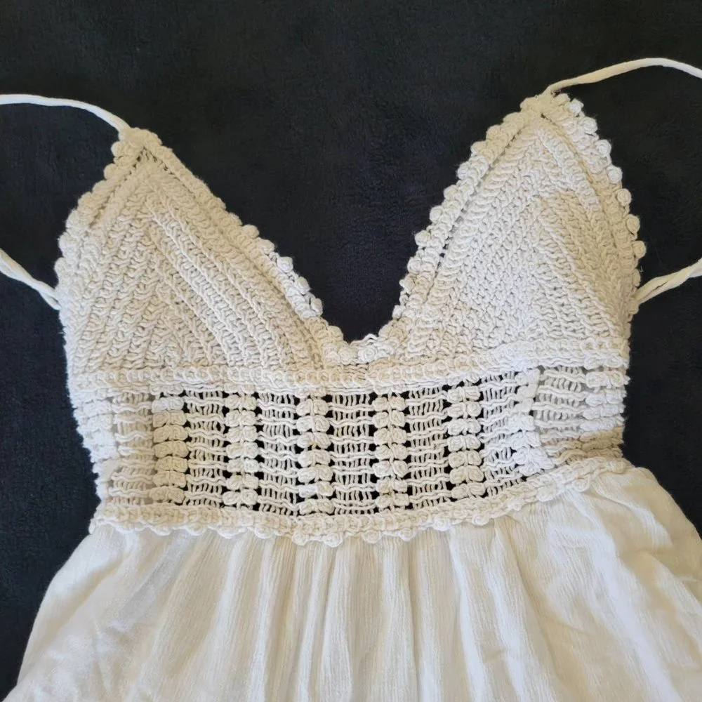 White sundress size medium 🌟 - Picture 3 of 4